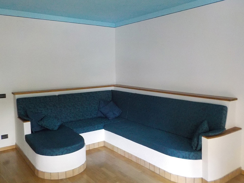 Divano in cartongesso e soffitto spatolato